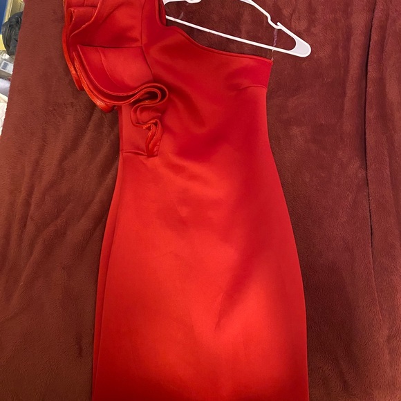 Red ruffle shoulder mermaid style dress - Picture 8 of 8